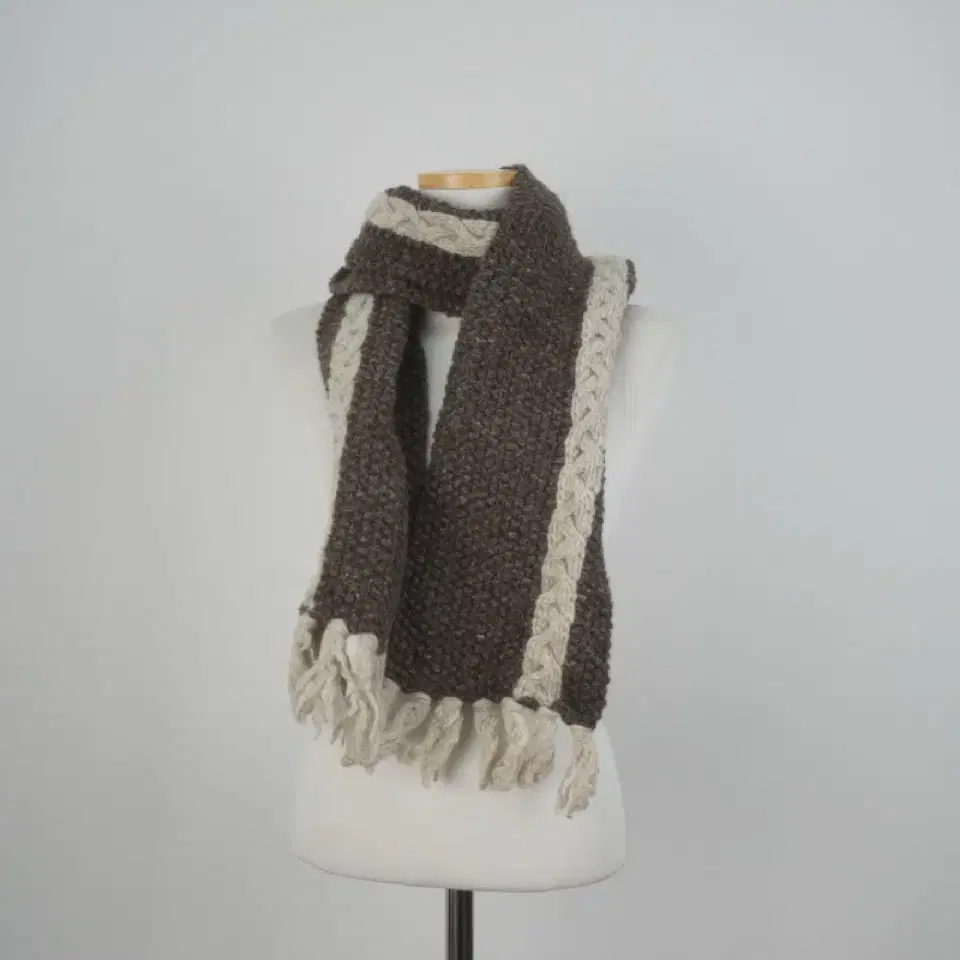 Studio Clip knit muffler