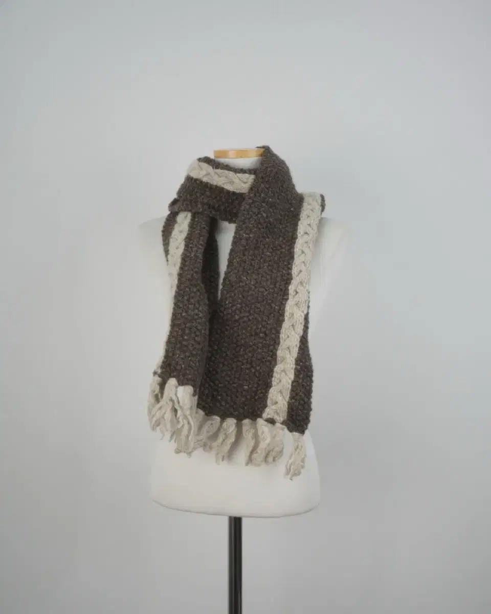 Studio Clip knit muffler