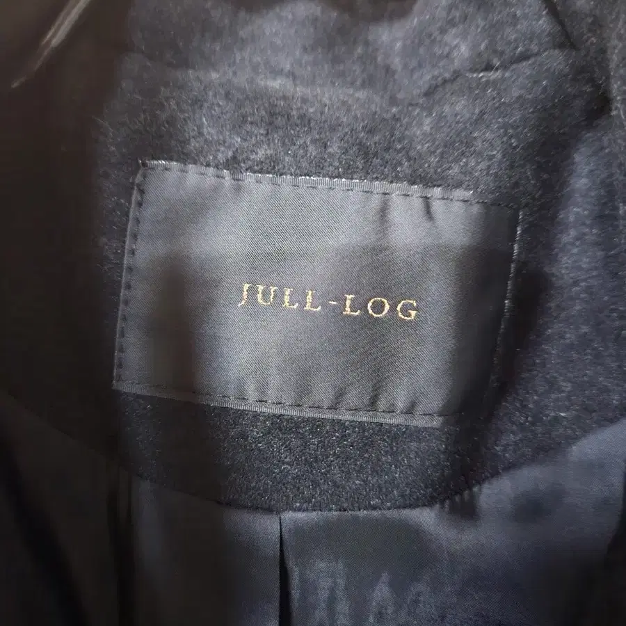 미사용. JULL-LOG. 소매볼륜코트