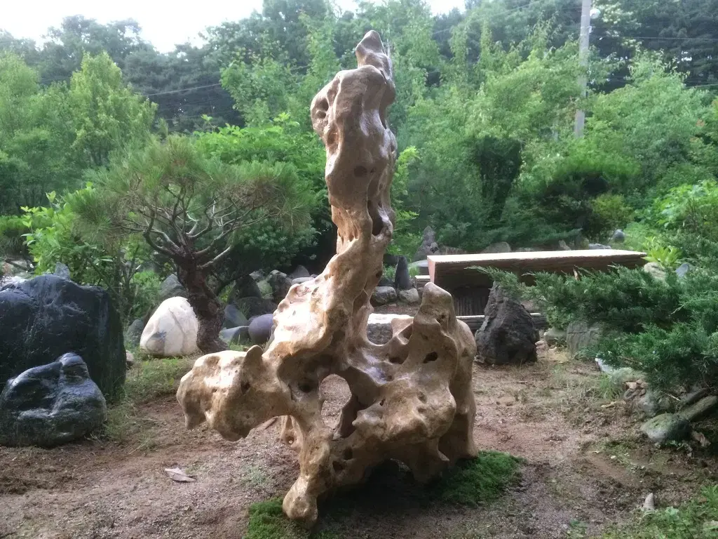 Seokmyeong Golden Phoenix The Golden Phoenix's posture as if it is about to fly into the sky Mulhyungseok Water Hyungseok Garden Stone