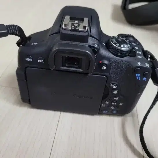 300컷 이하의 캐논 카메라 EOS 750D 와 18-55 렌즈 세트