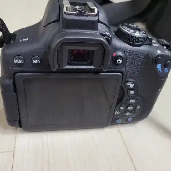 300컷 이하의 캐논 카메라 EOS 750D 와 18-55 렌즈 세트