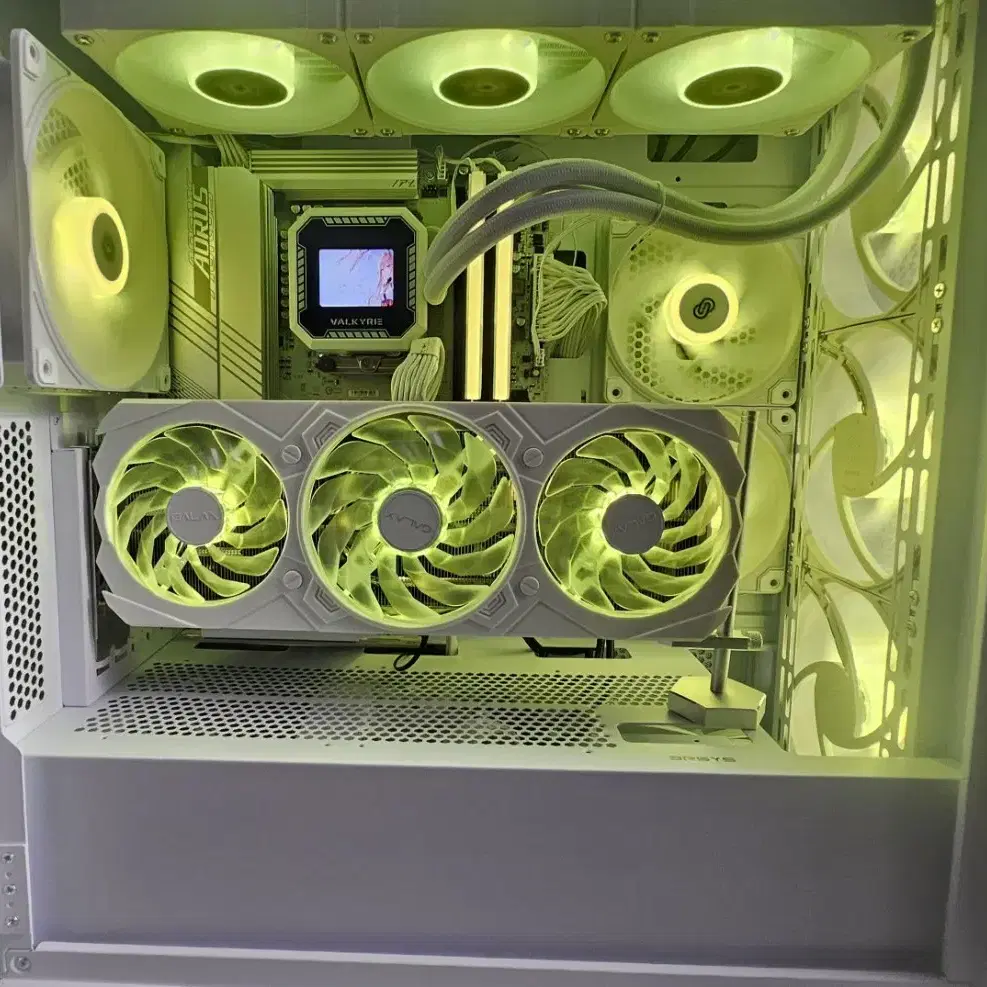 고사양 게이밍 컴퓨터 본체팝니다 9800x3d  4070 ti super