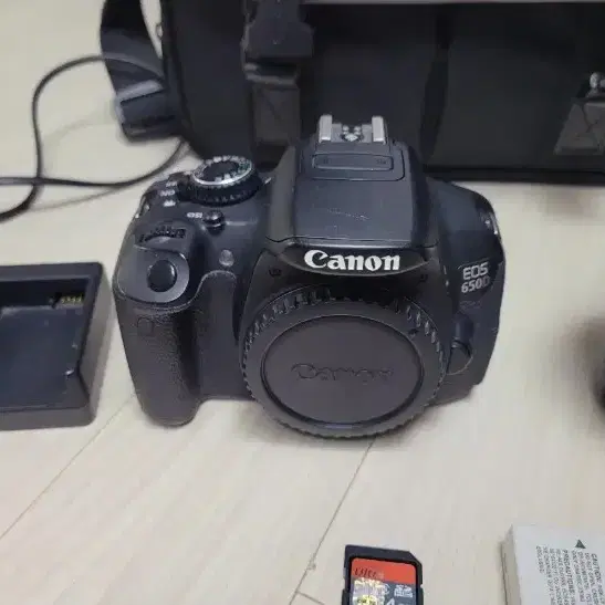 캐논 EOS 650D 카메라와 50mm f1.8 단렌즈 세트