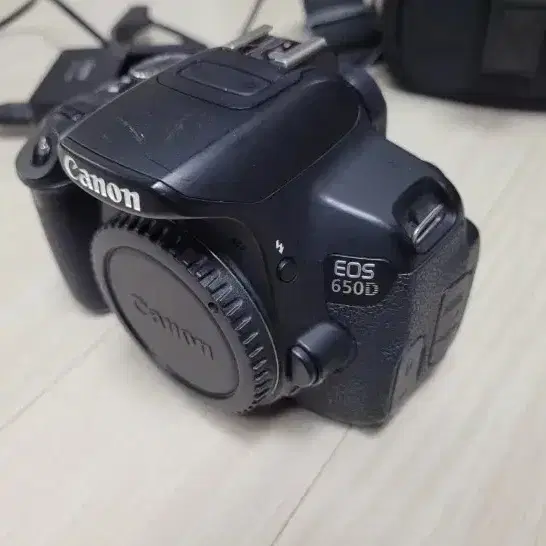 캐논 EOS 650D 카메라와 50mm f1.8 단렌즈 세트