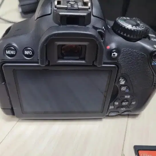 캐논 EOS 650D 카메라와 50mm f1.8 단렌즈 세트