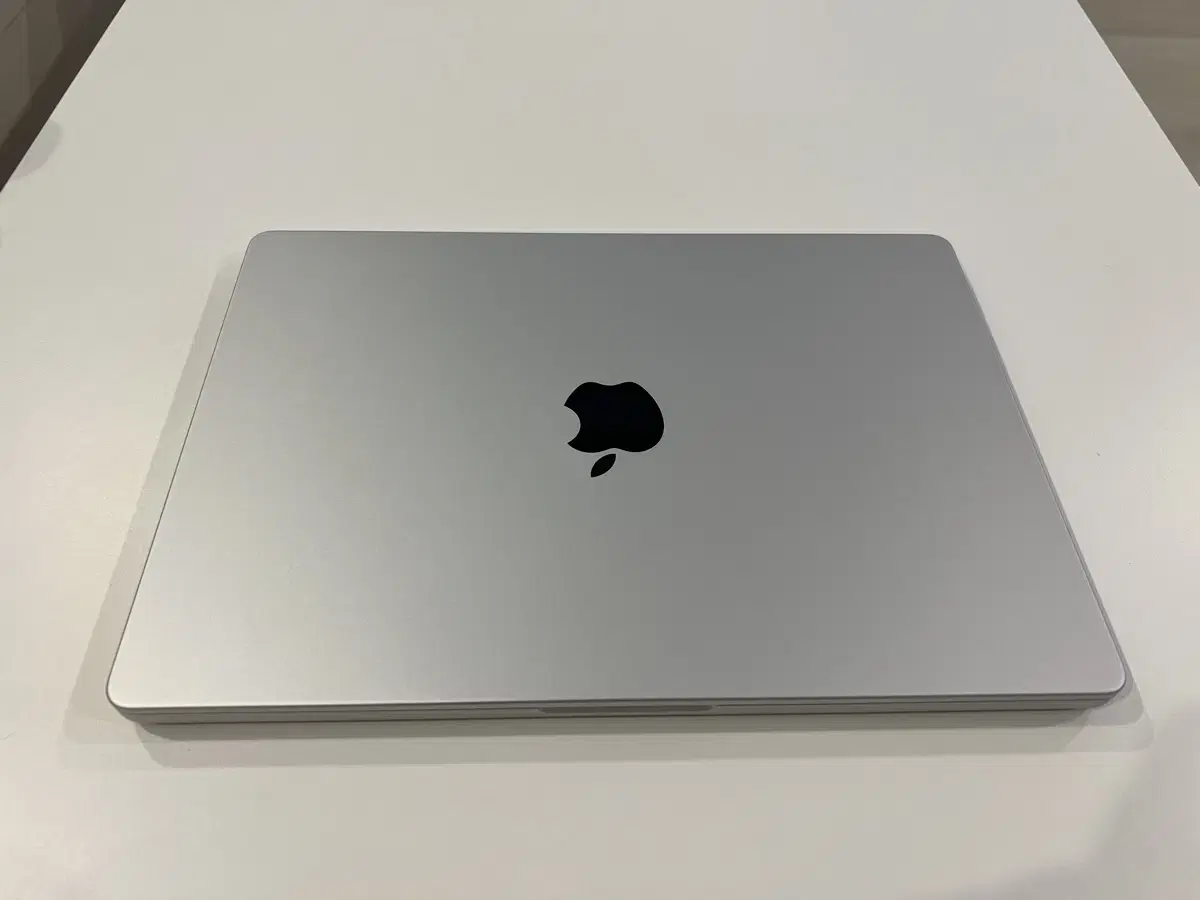 MacBook Pro Silver 14-inch M3 8GB Integrated Memory 512GB SSD