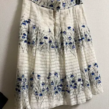 레스 빠세 고급스러운 시어 스커트 수선화 같은 꽃무늬 예쁘다