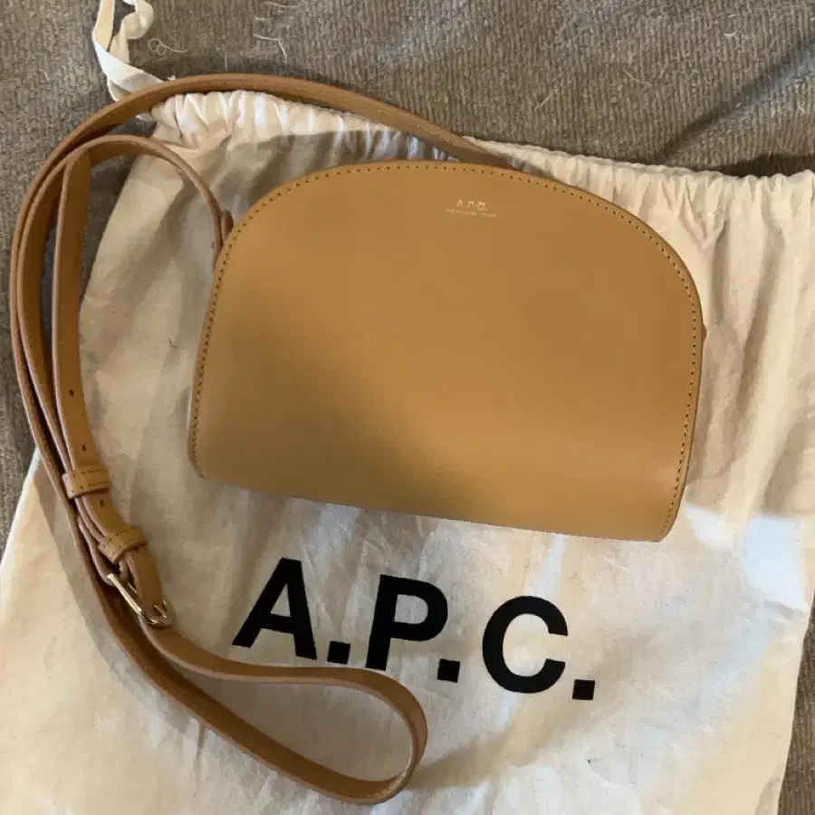 A.P.C. 아페쎄 데미룬 하프문 미니백