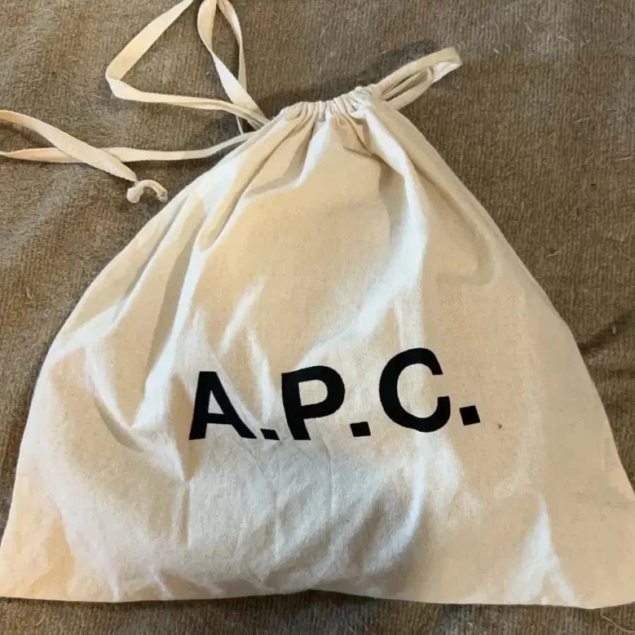 A.P.C. 아페쎄 데미룬 하프문 미니백