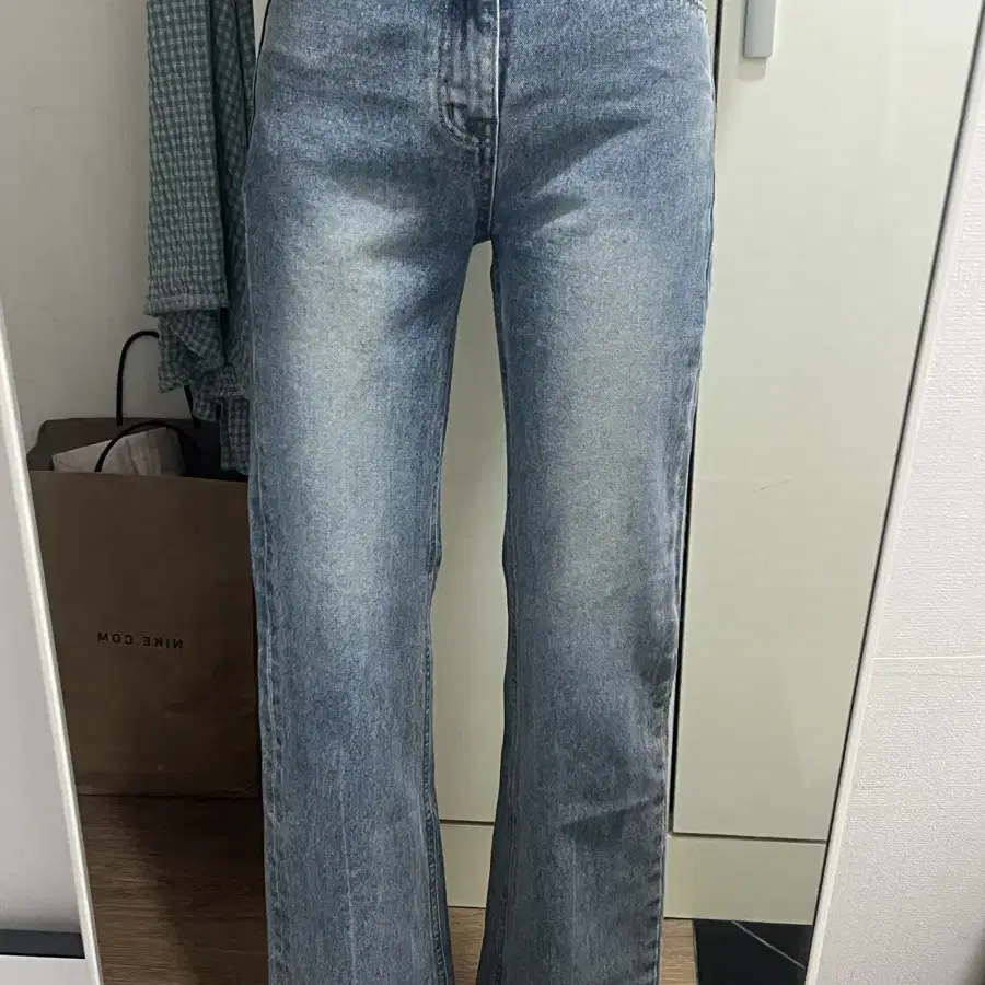 던스트 70s Semi Flared Jeans