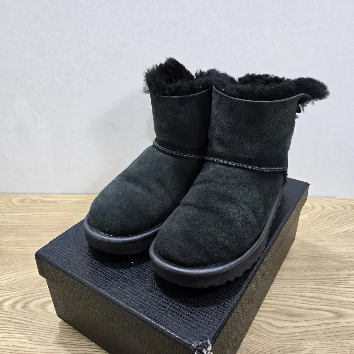 [230] UGG 어그 미니 베일리 보우2 블랙