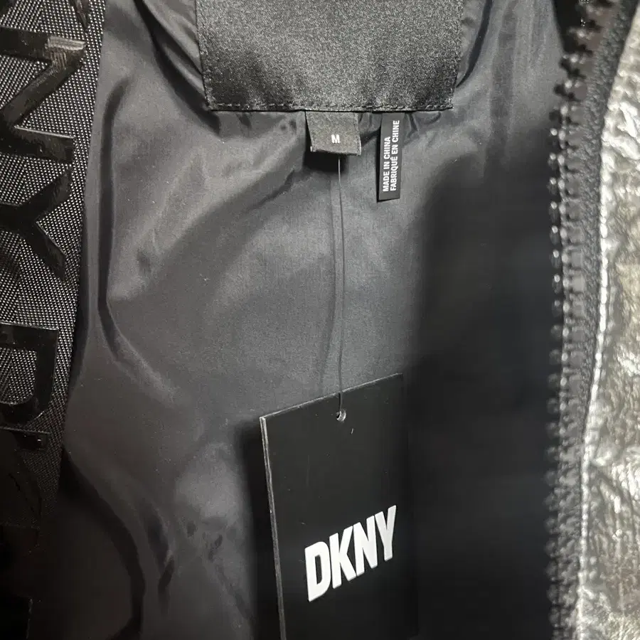 (새제품/브랜드택ㅇ) DKNY 크링클 메탈릭 패딩