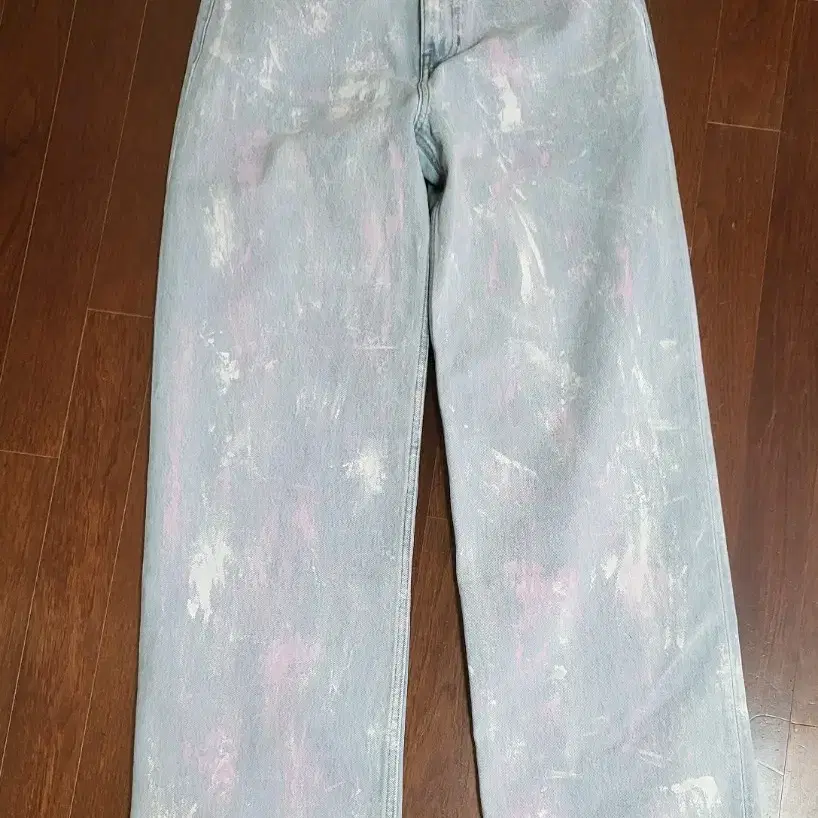 더뮤지엄비지터 HAND PAINTED DENIM PANTS (PINK)