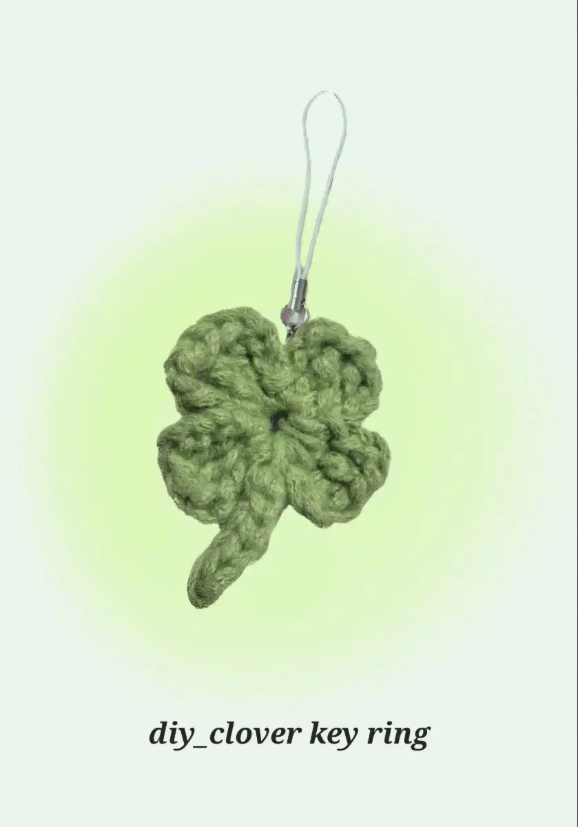 Four-leaf clover crochet keyring mini size