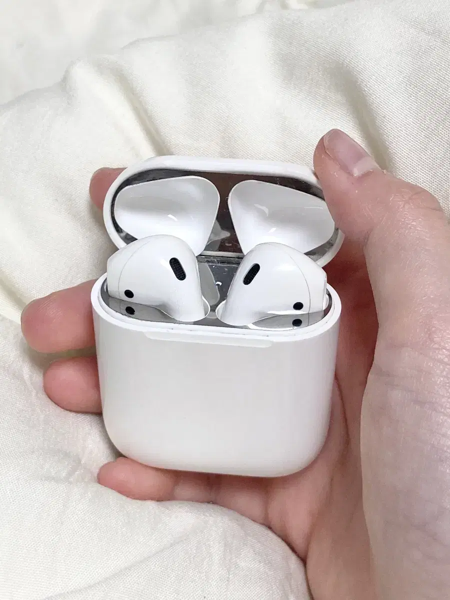 AirPods 1st generation (in good condition)