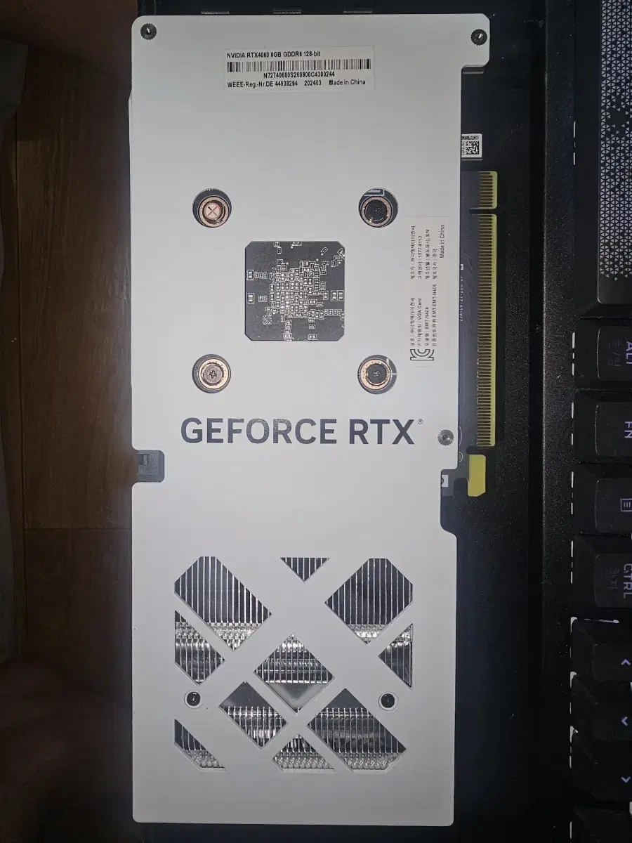 이엠텍 RTX 4060 화이트 그래픽카드