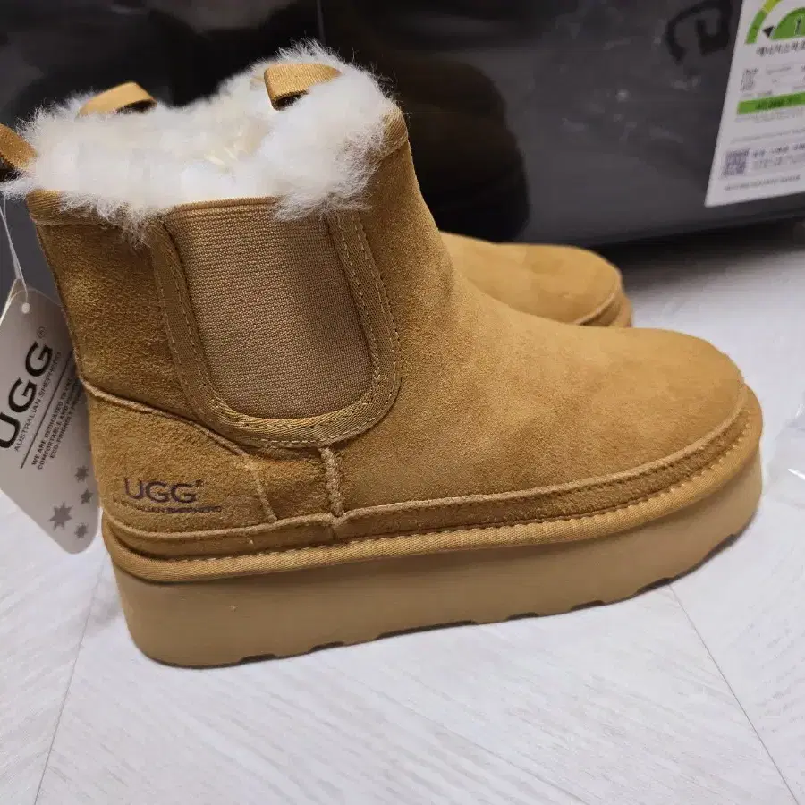 어그 UGG 첼시 부츠. 호주양털, 통굽 4cm . 37사이즈 235