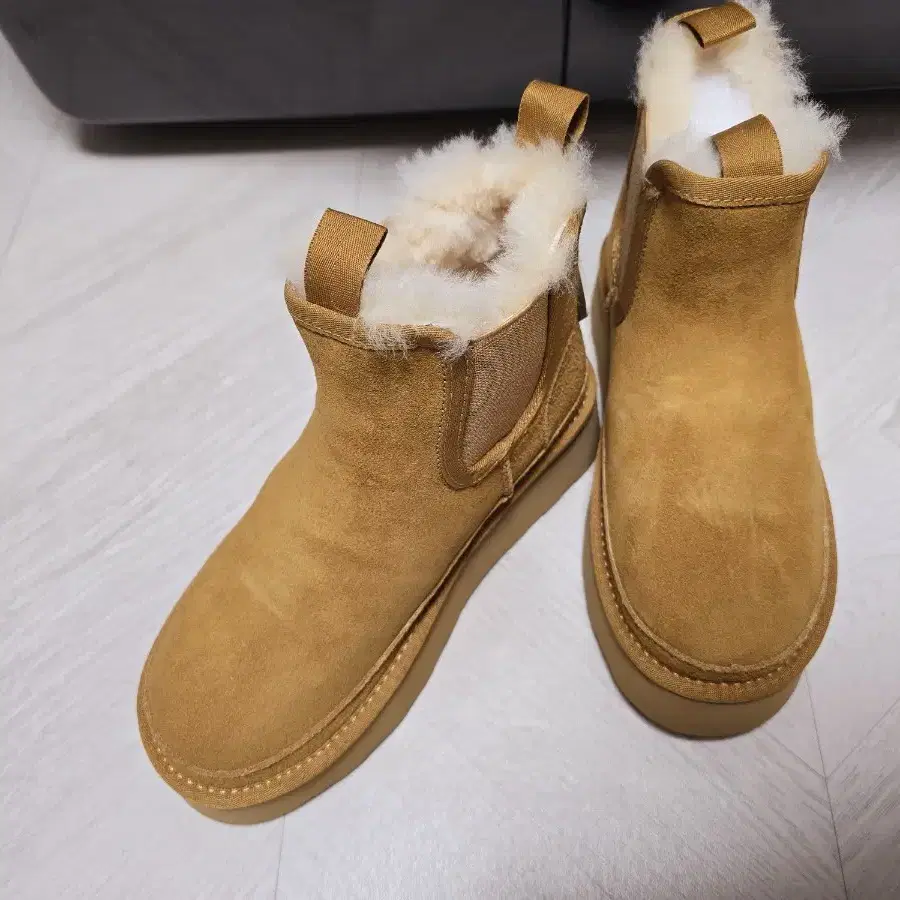 어그 UGG 첼시 부츠. 호주양털, 통굽 4cm . 37사이즈 235