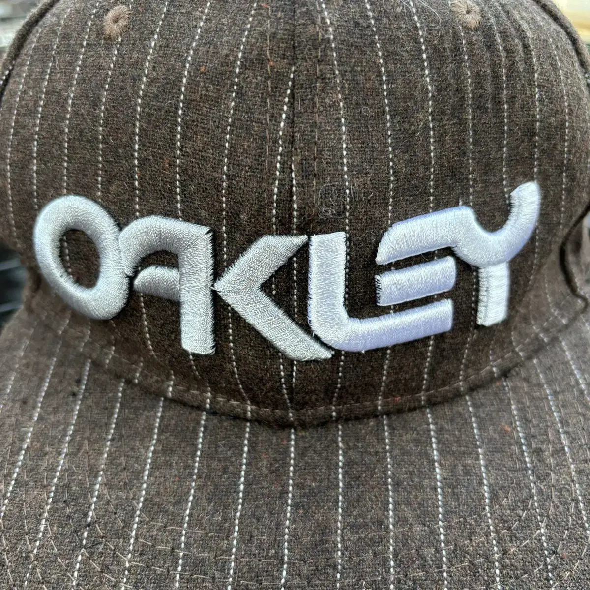 Oakley 오클리 브라운 스트라이프 볼캡