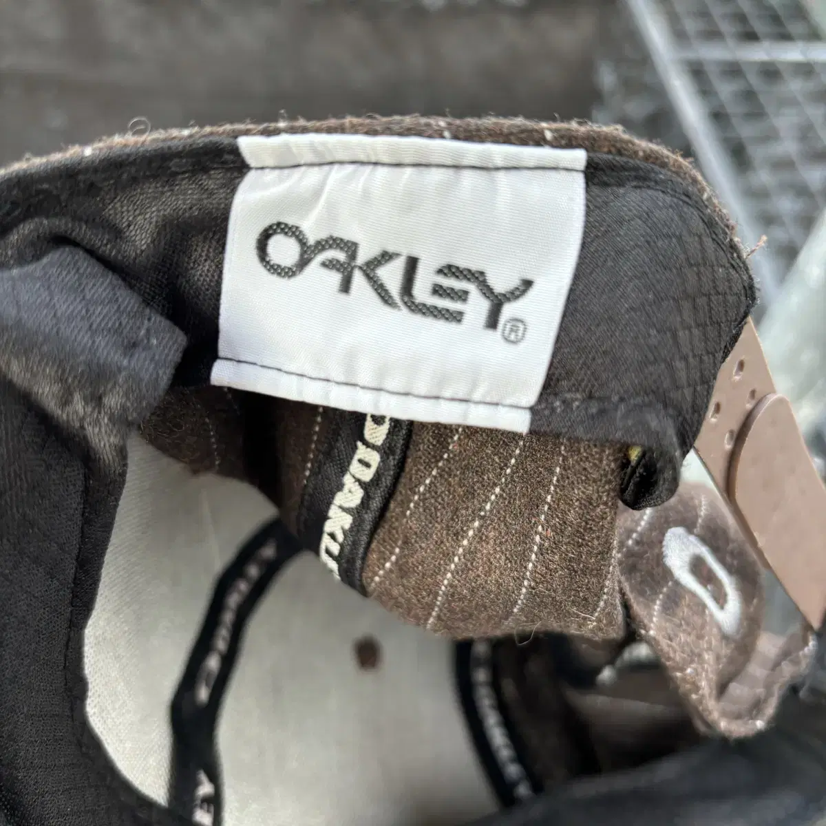 Oakley 오클리 브라운 스트라이프 볼캡