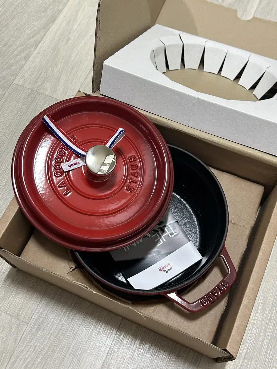 스타우브 (Staub) 원형 꼬꼬떼 체리 20cm