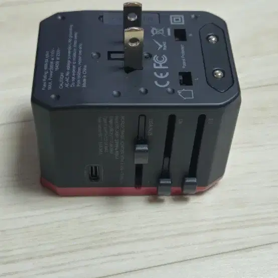 월드트레블어댑터  WORLD TRAVEL ADAPTER  팝니다.