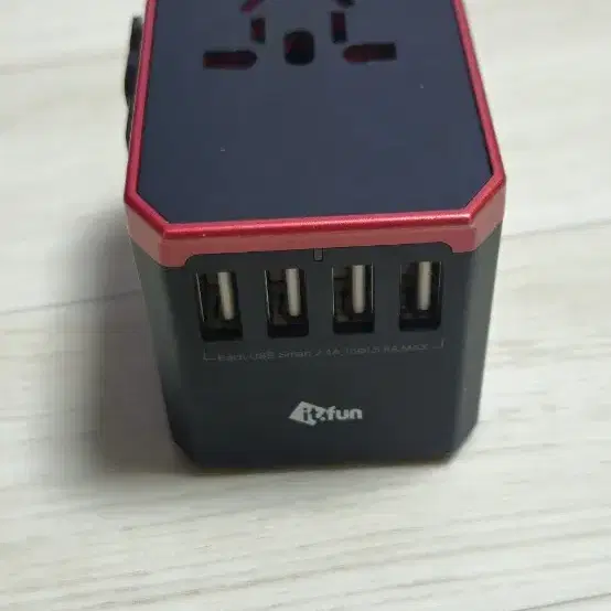 월드트레블어댑터  WORLD TRAVEL ADAPTER  팝니다.