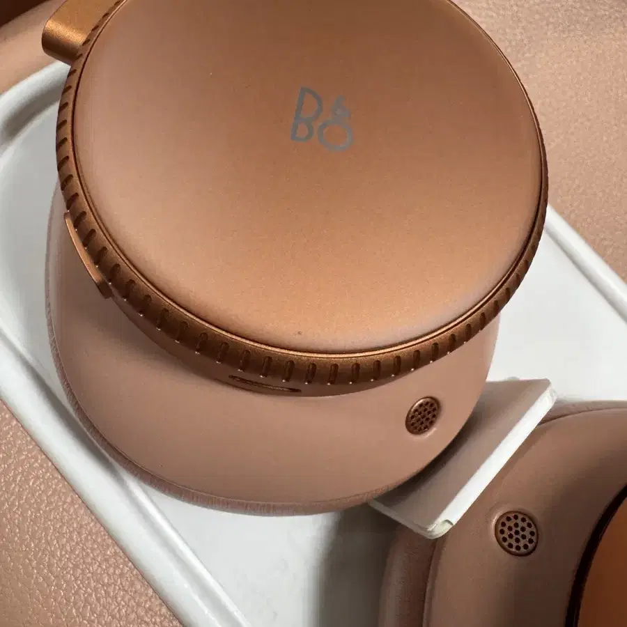 뱅앤올룹슨 Beoplay H100 헤드폰 팝니다.