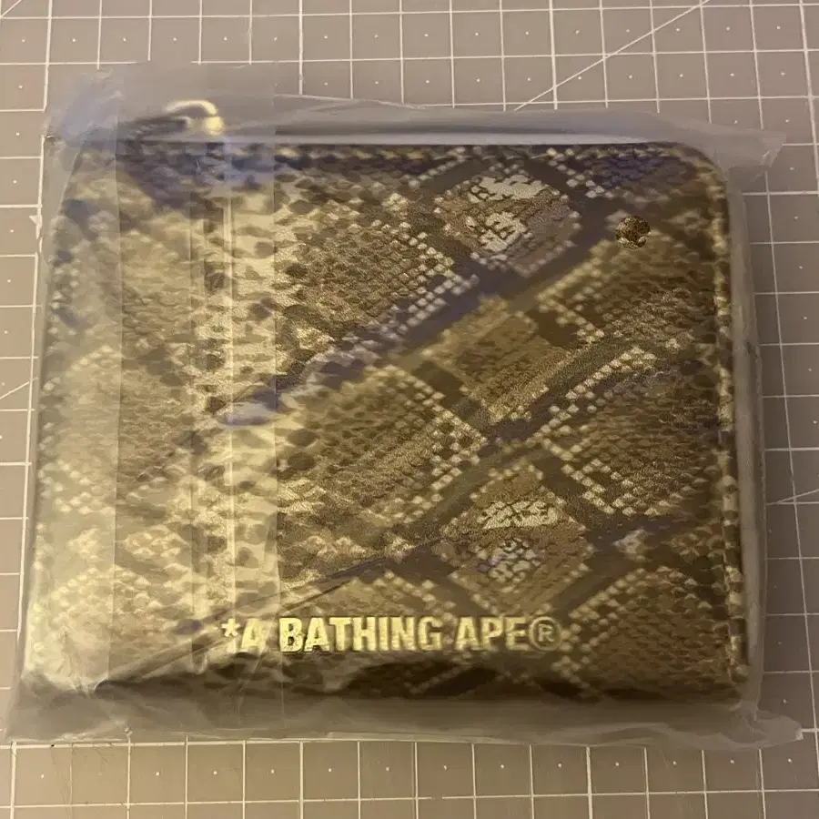 A BATHING APE 베이프 파이썬무늬 미니 동전 코인 지갑