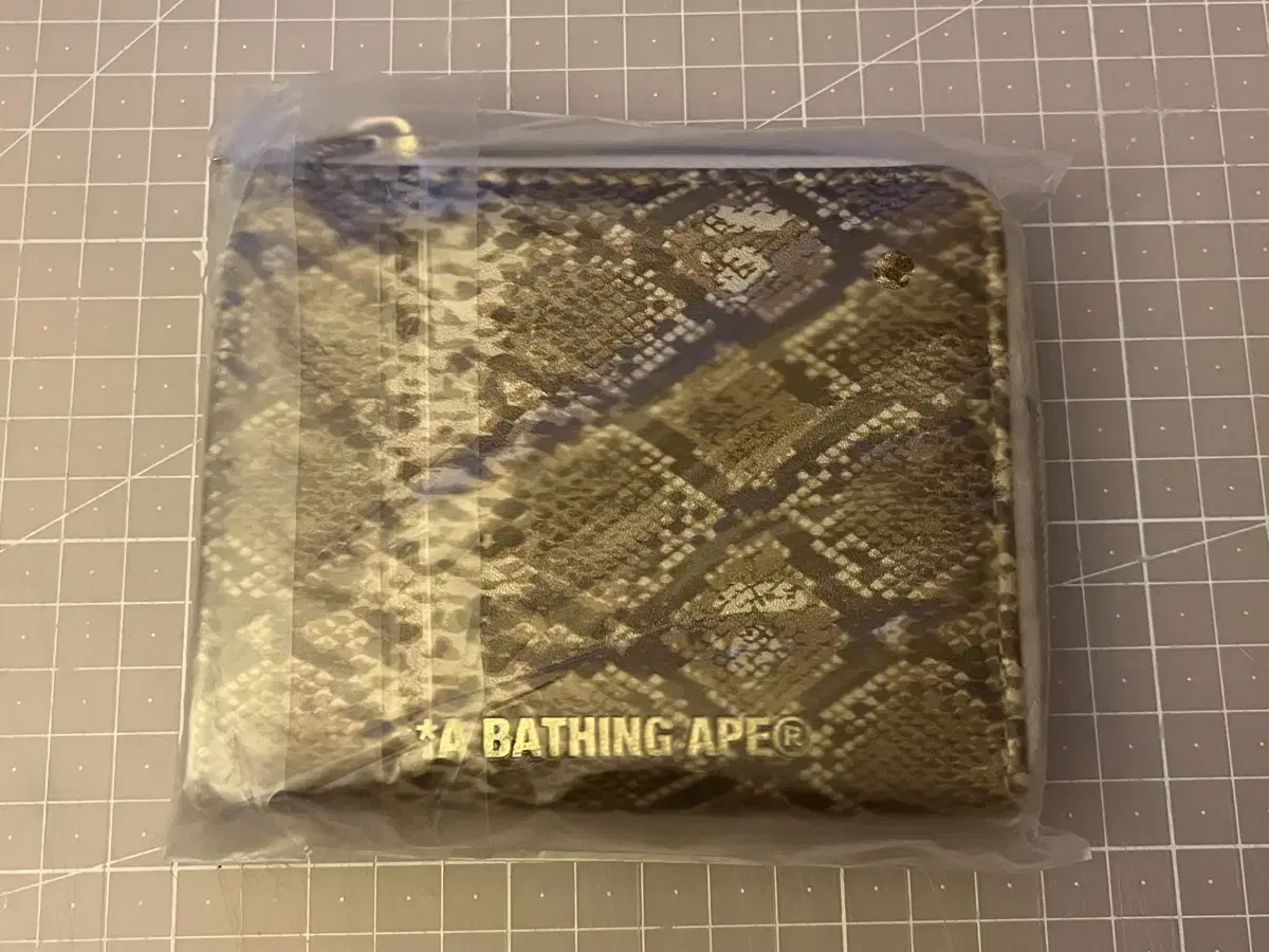 A BATHING APE 베이프 파이썬무늬 미니 동전 코인 지갑