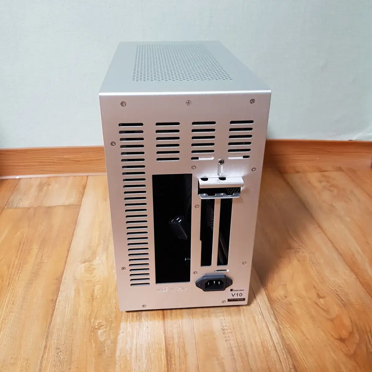 존스보 V10 ITX 케이스