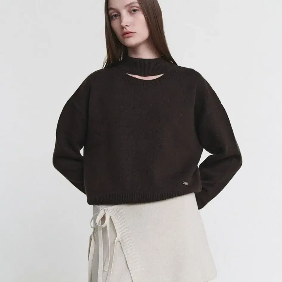 루에브르 Cut-out mock neck pullover