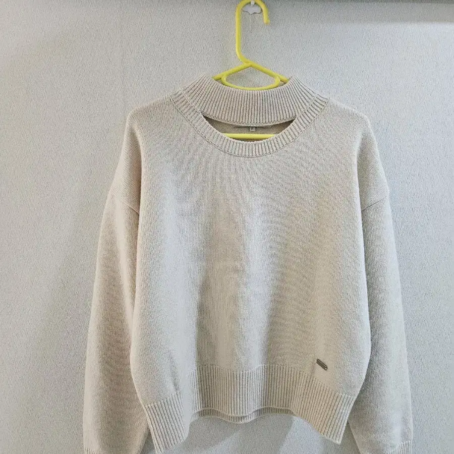 루에브르 Cut-out mock neck pullover