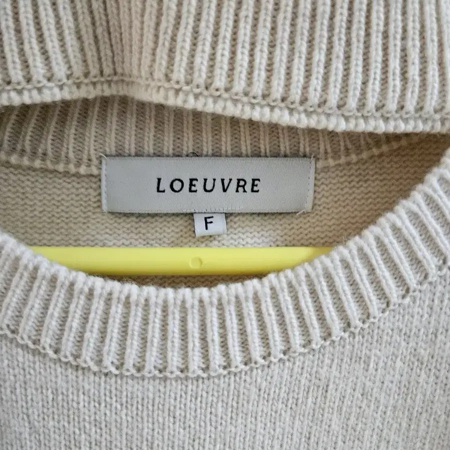 루에브르 Cut-out mock neck pullover