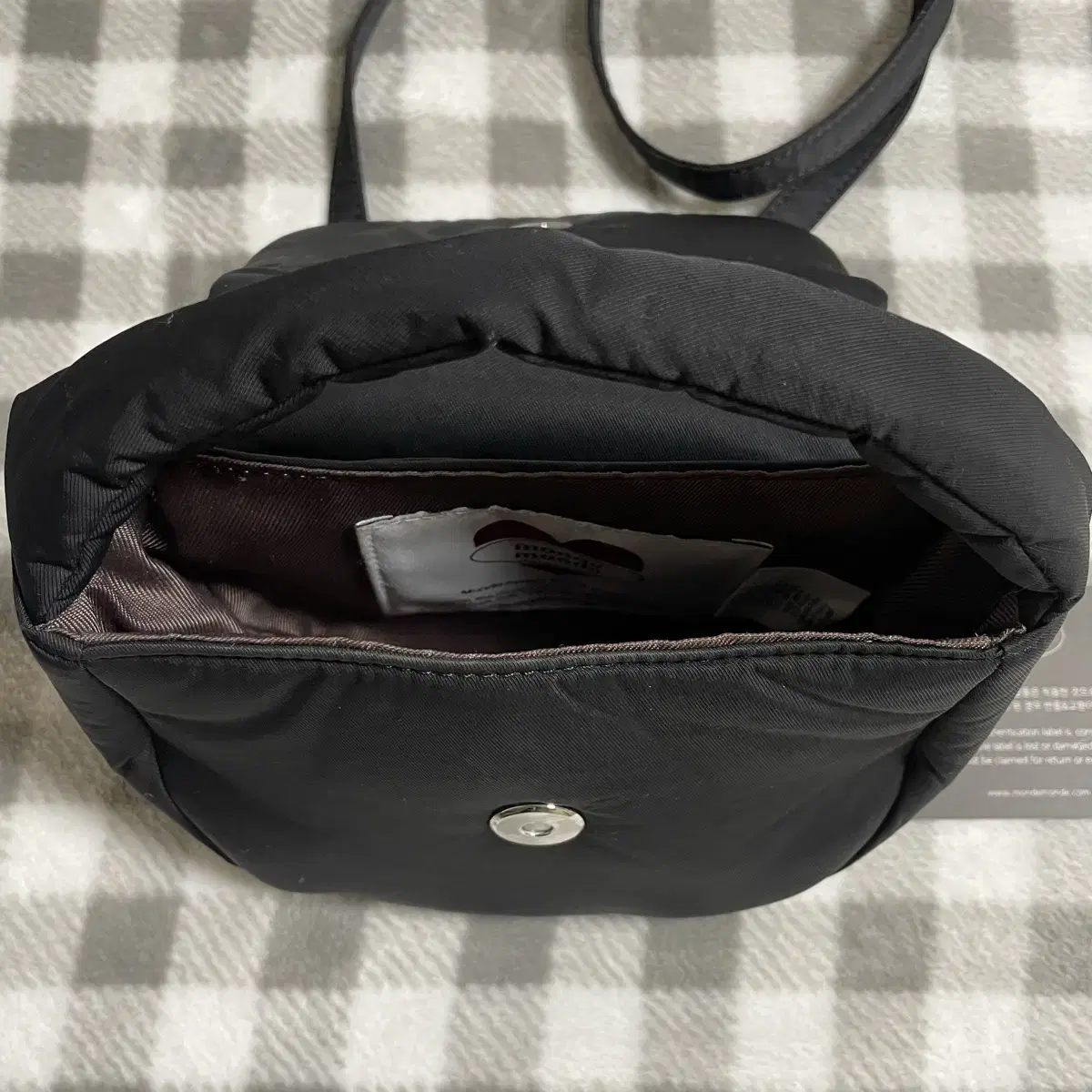 몽드몽드 Classic Button Padding Cross bag 블랙