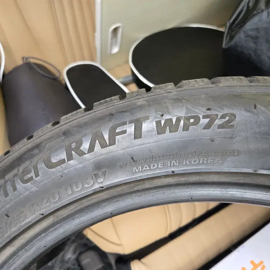 윈터크래프트 WP72 245/45 R20 103V 타이어 2개.