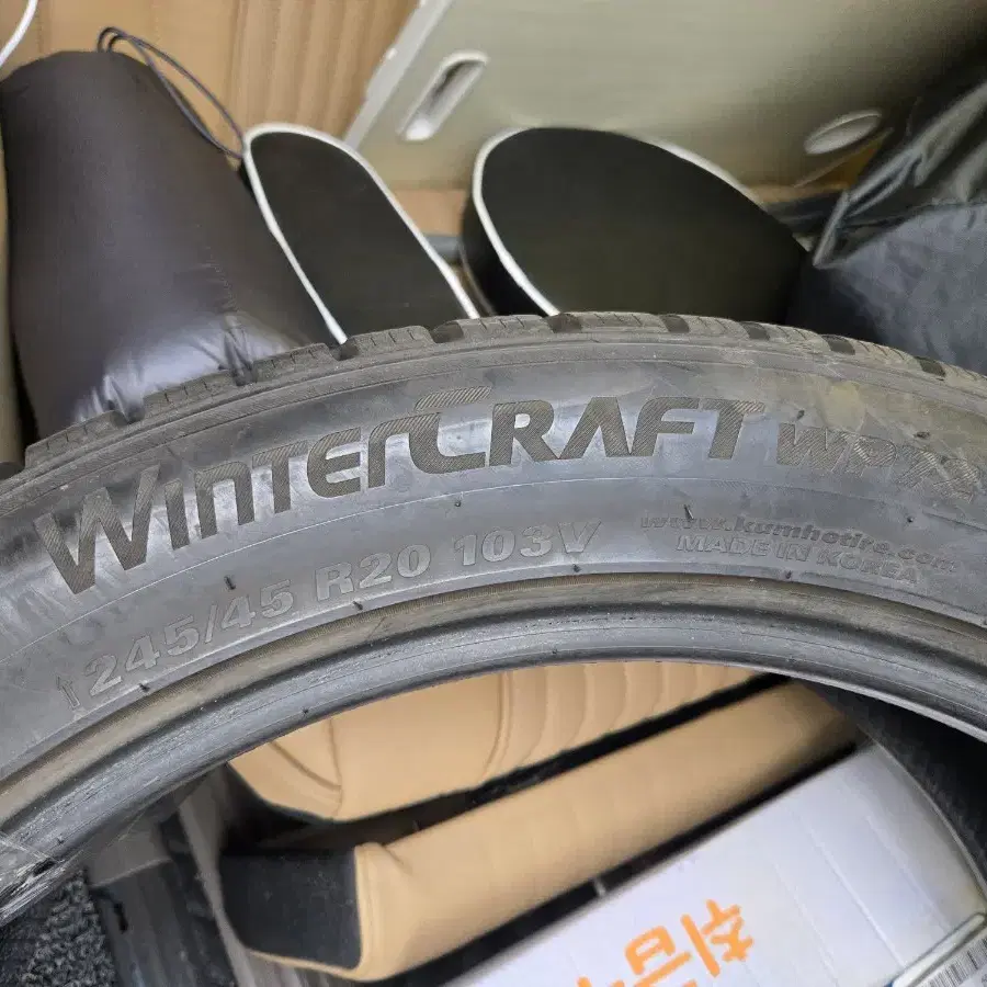 윈터크래프트 WP72 245/45 R20 103V 타이어 2개.