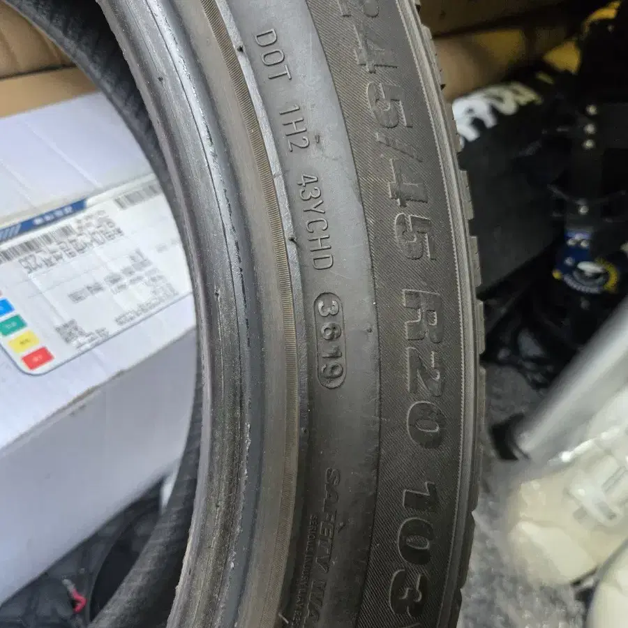 윈터크래프트 WP72 245/45 R20 103V 타이어 2개.