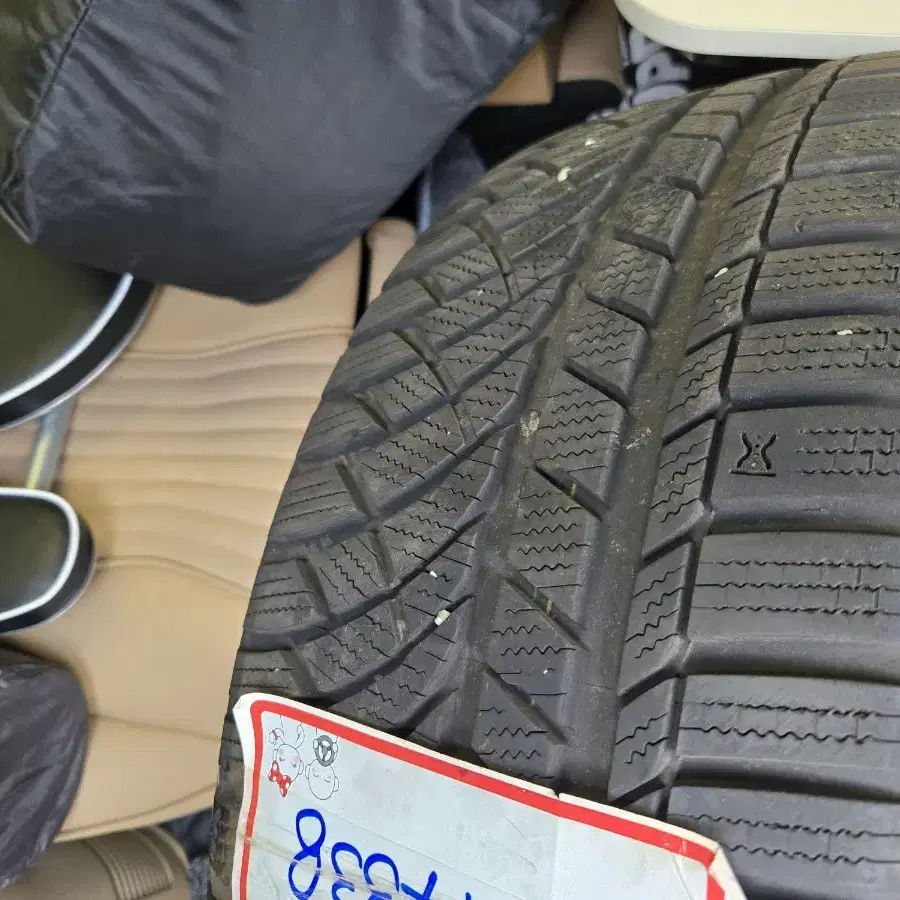 윈터크래프트 WP72 245/45 R20 103V 타이어 2개.