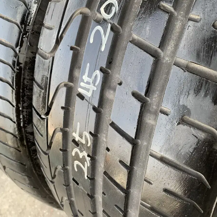 235/45R20 중고 T