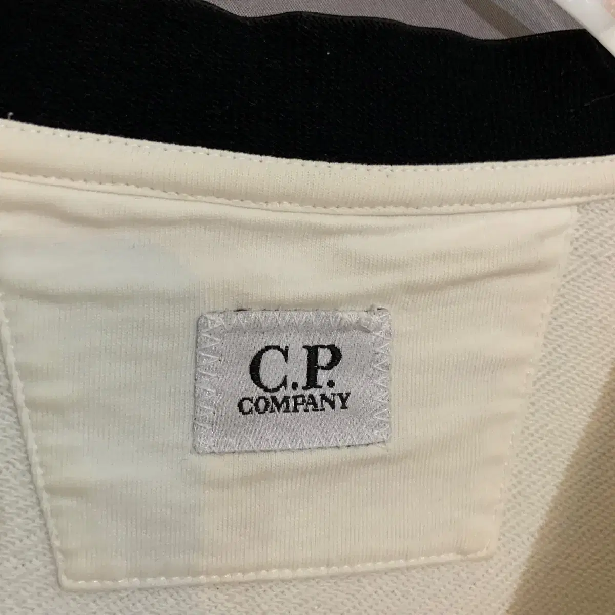 M CP COMPANY 렌즈 와펜 아이보리 맨투맨