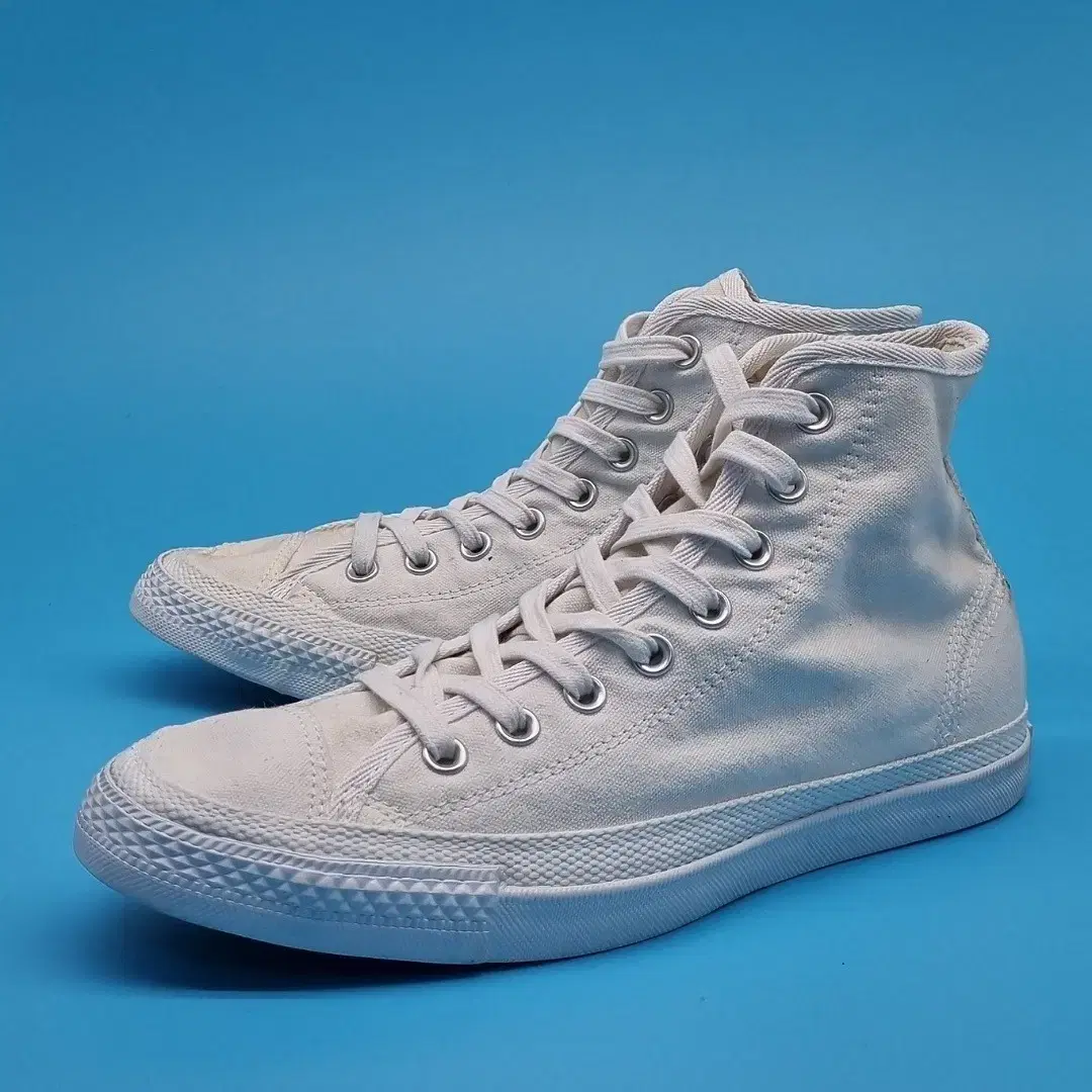 Converse Chuck Taylor All White Sneakers270