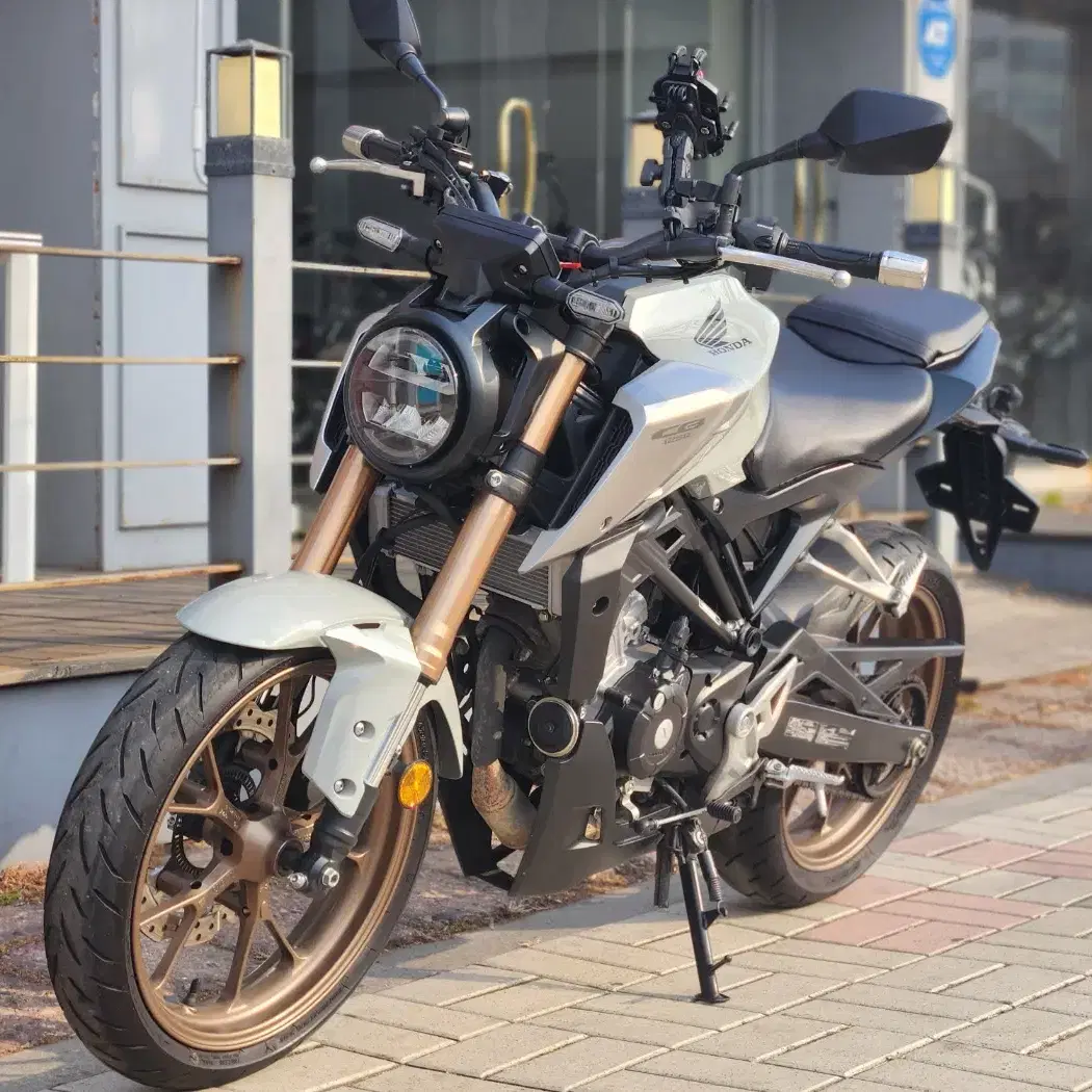 2022년식 혼다 CB125 2채널블랙박스 입문용 저렴하게 판매합니다.