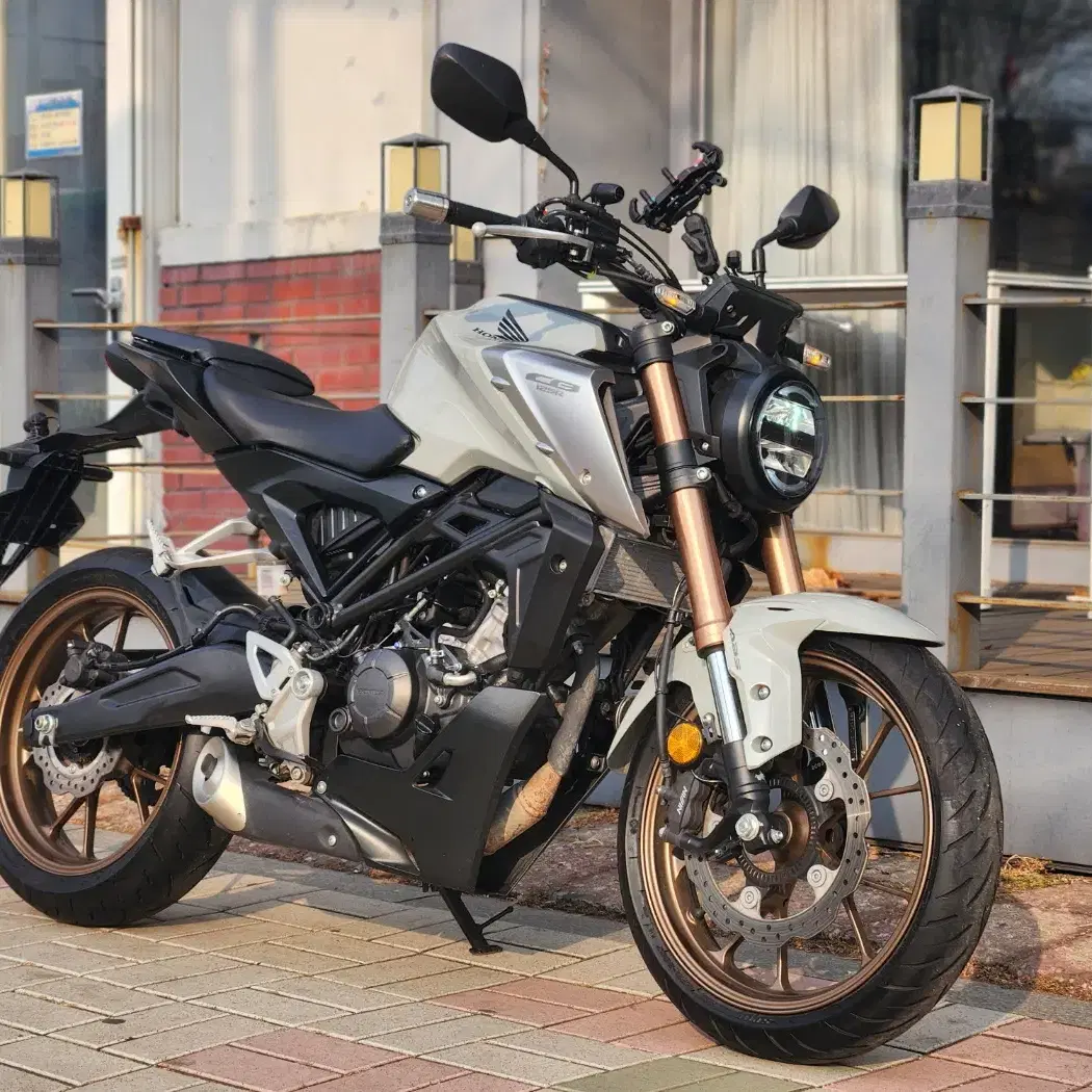 2022년식 혼다 CB125 2채널블랙박스 입문용 저렴하게 판매합니다.