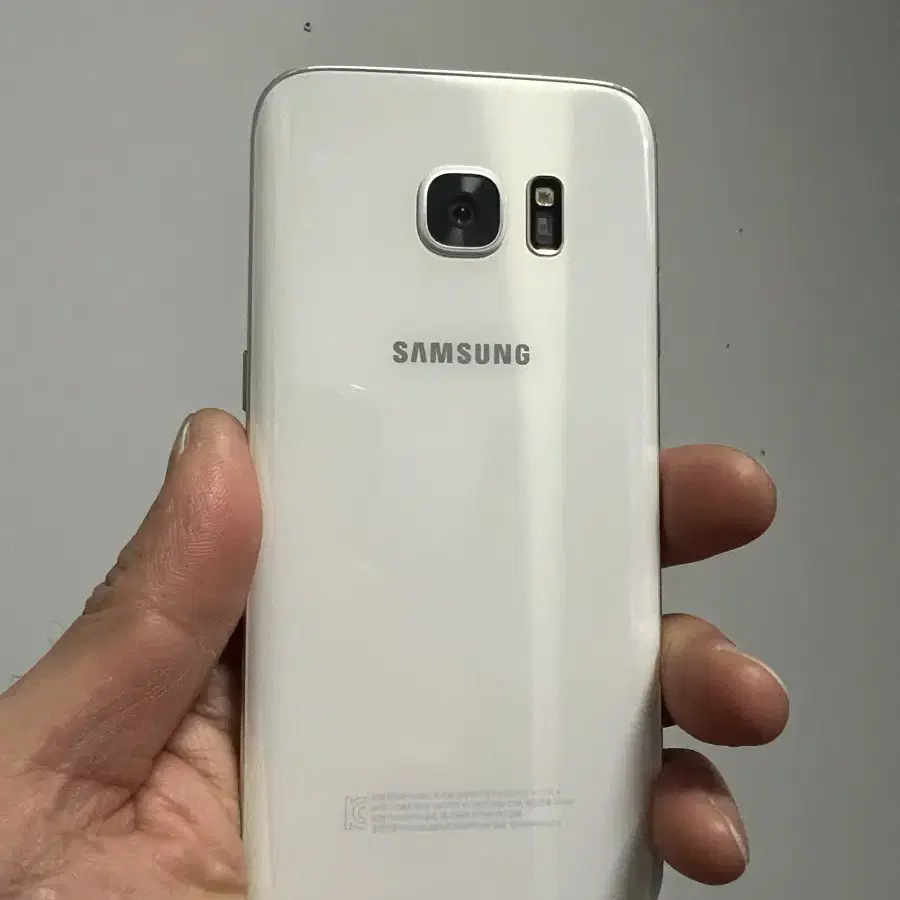 갤럭시 S7 화이트 32GB 판매합니다.