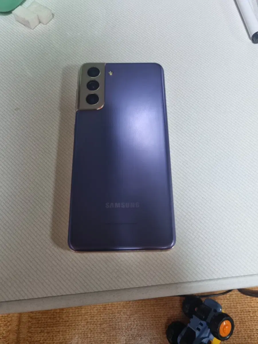 Selling 1 of 2 Galaxy S21 Violet.