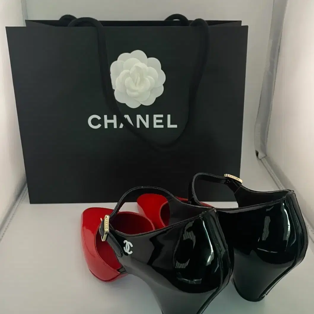 CHANEL 샤넬 레드/블랙 페이턴트 레더 메리 제인 웨지 펌프스