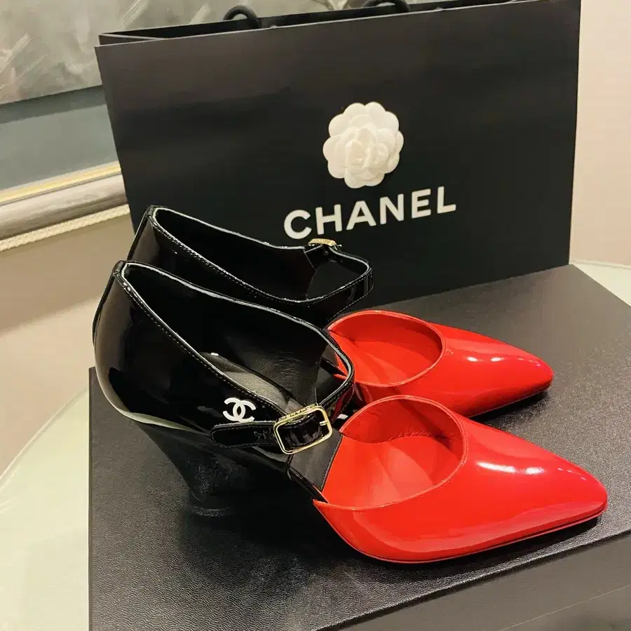 CHANEL 샤넬 레드/블랙 페이턴트 레더 메리 제인 웨지 펌프스