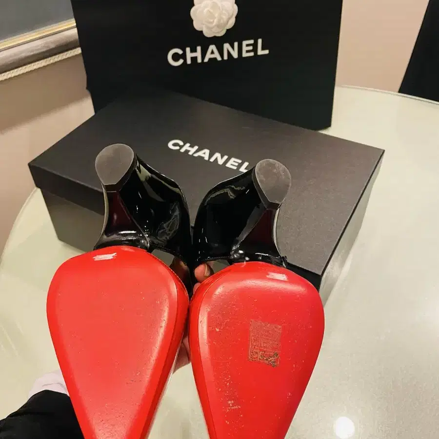 CHANEL 샤넬 레드/블랙 페이턴트 레더 메리 제인 웨지 펌프스